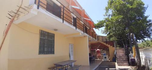 dom z balkonem i stołem na boku w obiekcie Vila Visi w mieście Baks-Rrjoll