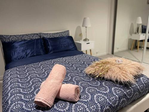 Katil atau katil-katil dalam bilik di Experience Luxury at Southbank’s Newest Apt w/ City View