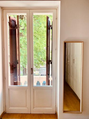 een witte deur met een spiegel ernaast bij Appartamento vista Rocca in Sala Baganza