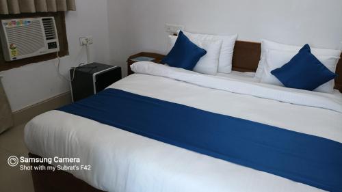 Ein Bett oder Betten in einem Zimmer der Unterkunft The Camellia