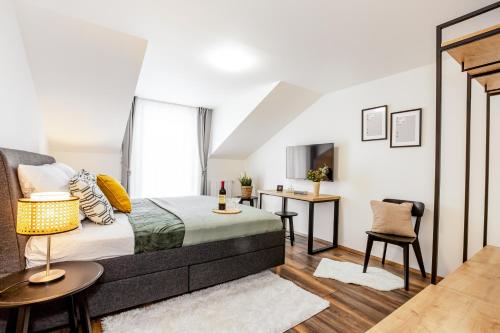 um quarto com uma cama, uma mesa e cadeiras em Apartmán Výhledy Lipno em Lipno nad Vltavou