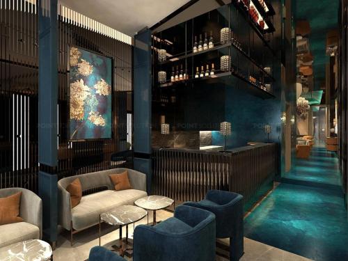 um átrio com cadeiras e mesas e um bar em La Passion Premium Cau Go em Hanói