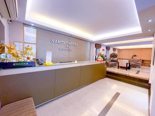 un bureau avec une réception et une salle d'attente dans l'établissement Nam Dat Hotel, à Hạ Long