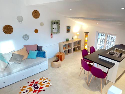 uma sala de estar com uma cama, uma mesa e cadeiras em DUPLEX - VALBONNE VILLAGE em Valbonne