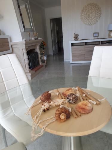 un tavolo con conchiglie in soggiorno di Superior Apartment Casa Vela Albufeira S Rafael beach ad Albufeira