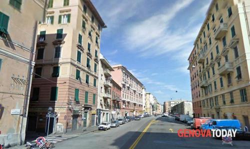 ジェノヴァにあるStanza d'artistaの建物や車が並ぶ街並み
