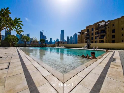 Bazén v ubytování Manzil - Ultra Luxury 2BR with Burj Khalifa Views from Balcony and near Dubai Mall nebo v jeho okolí