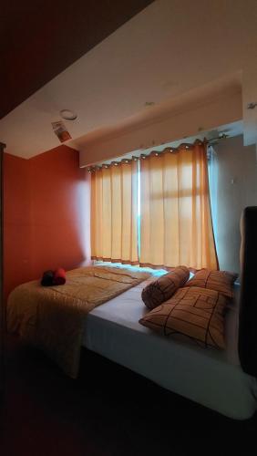 Ліжко або ліжка в номері Apartment Jarrdin Cihampelas by Des