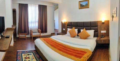 1 dormitorio con 1 cama grande en una habitación de hotel en Hotel Yangbum en Gangtok