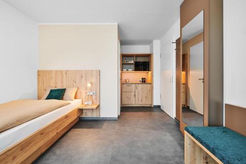1 dormitorio con 1 cama grande y cabecero de madera en Gästehaus Bosch, en Herrenberg
