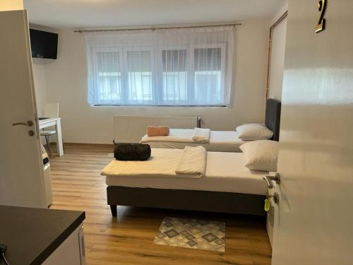 um quarto com 2 camas e uma janela em OPG - ZM APARTMANI MARTINOVIĆ em Novska