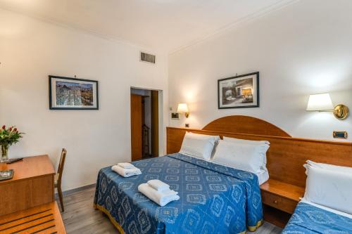 pokój hotelowy z łóżkiem z ręcznikami w obiekcie Baltik Guesthouse w Rzymie