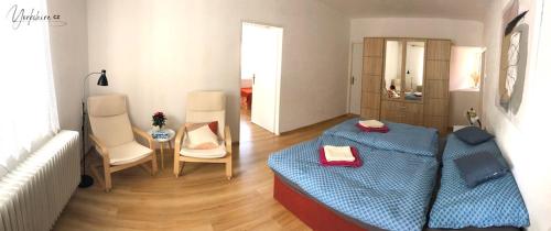 1 dormitorio con 1 cama, mesa y sillas en Apartment Yorkshire en Bujanov