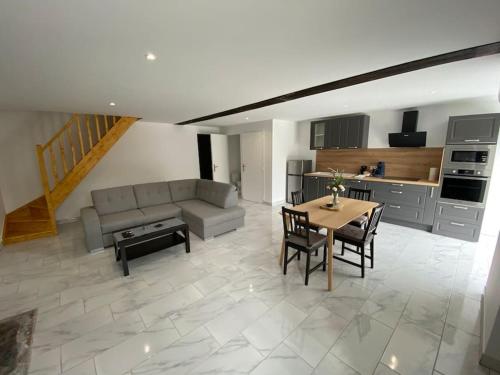 un salon avec un canapé et une table dans l'établissement Maison entière lignol-le-château, à Lignol-le-Château