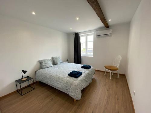 Maison entière lignol-le-château في Lignol-le-Château: غرفة نوم بيضاء بها سرير ونافذة