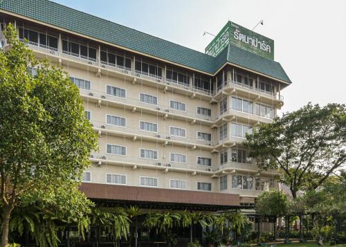 a hotel building with a green roof at Rattana Park Hotel in Phitsanulok