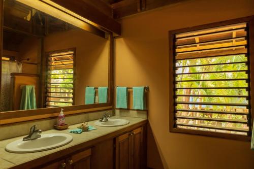 a bathroom with two sinks and a large mirror at Tropical Breeze in Palmetto Bay in Palmetto Bay