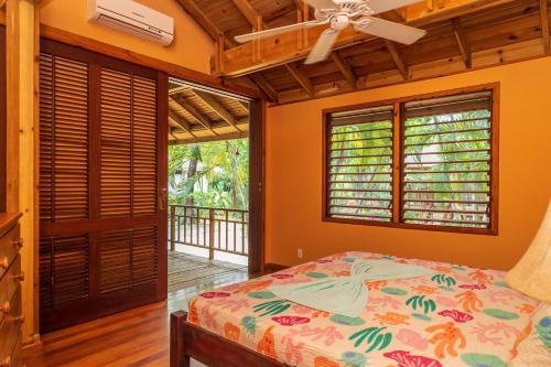 um quarto com paredes cor de laranja e uma cama num quarto em Tropical Breeze in Palmetto Bay em Palmetto Bay