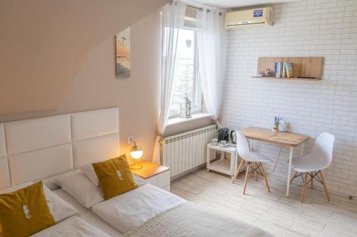 a living room with a bed and a table with chairs at Konik Morski in Jastarnia