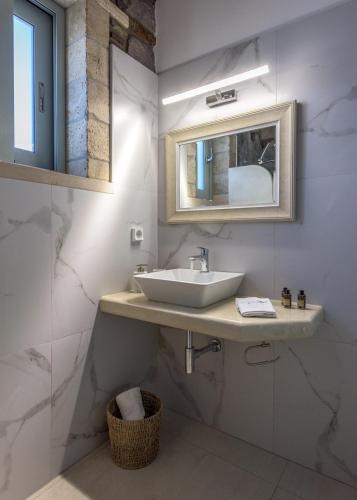 Ένα μπάνιο στο Hilltop Suites Milos