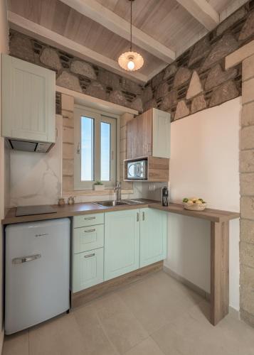 Η κουζίνα ή μικρή κουζίνα στο Hilltop Suites Milos