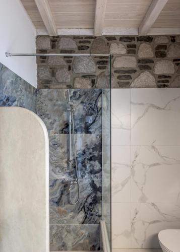 Ένα μπάνιο στο Hilltop Suites Milos