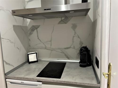 VER620 - Renovated 6th-Floor Studio with Sea-View Terrace and Pool - AC