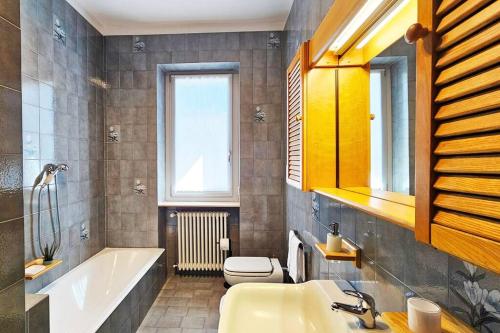 e bagno con vasca, servizi igienici e lavandino. di Villa Camelia32 Milano&Como a Barlassina