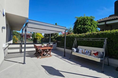 a patio with a picnic table and an umbrella at Villa Camelia32 Milano&Como in Barlassina
