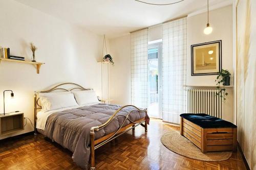 Villa Camelia32 Milano&Como في Barlassina: غرفة نوم بسرير وارضية خشبية