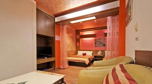 a room with a bedroom with a bed and a couch at 日月潭 -日月住館 in Yuchi