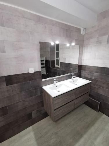 une salle de bain avec un lavabo et un miroir dans l'établissement Les lits de la Loire, à Saint-Père-sur-Loire