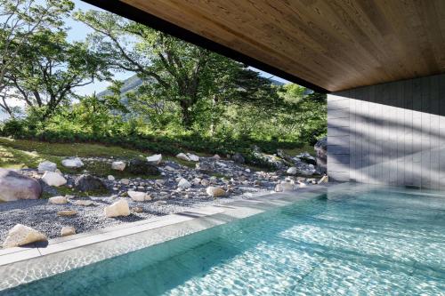 una piscina en el patio trasero de una casa en The Ritz-Carlton, Nikko, en Nikko