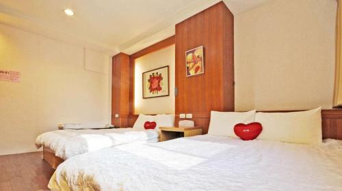 a hotel room with two beds with red hearts on them at 日月潭 -日月住館 in Yuchi