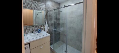 un bagno con doccia e lavandino di luxe apartment a Batumi