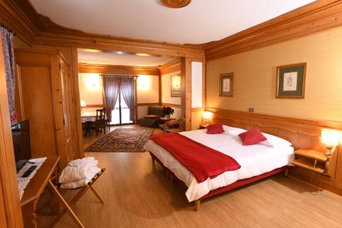 um quarto com uma cama grande num quarto em Hotel Valgranda Wellness & Spa em Val di Zoldo