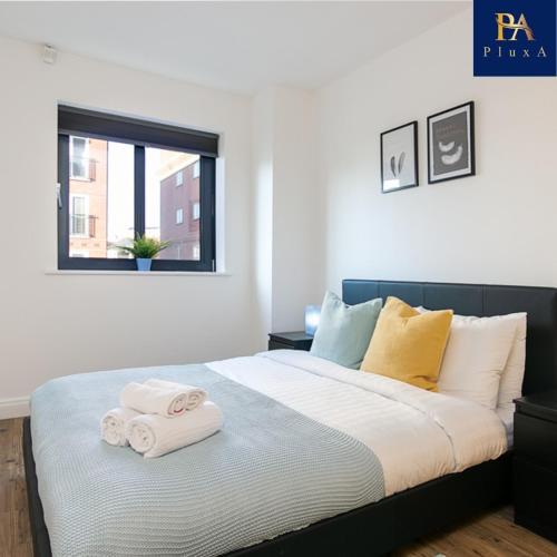 1 dormitorio con 1 cama con toallas en Peaceful Serviced Apartment - Pluxa The Zen, en Birmingham