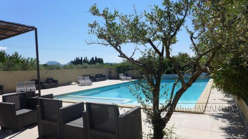Photo de la galerie de l'établissement La Chapelle Gite avec piscine chauffee, à Valréas