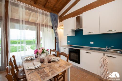 cocina con mesa y mesa de madera con sillas en Il Podere del Bardo, en Puegnago sul Garda