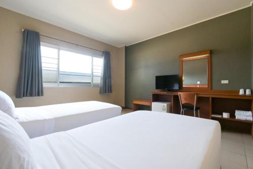 Katil atau katil-katil dalam bilik di Rattana Park Hotel