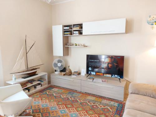 A television and/or entertainment centre at Il veliero