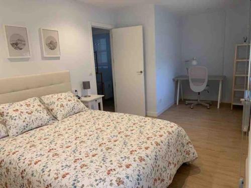 - une chambre avec un lit, un bureau et une chaise dans l'établissement Piso recién reformado, cómodo y muy luminoso., à Ferrol