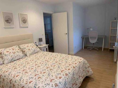 a bedroom with a bed and a desk and a chair at Piso recién reformado, cómodo y muy luminoso. in Ferrol