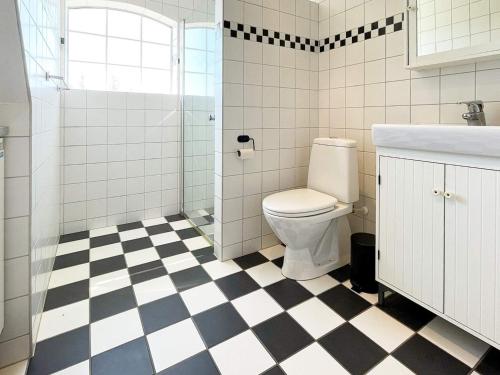 łazienka z toaletą i prysznicem w obiekcie Holiday home SKIVARP IV w mieście Skivarp