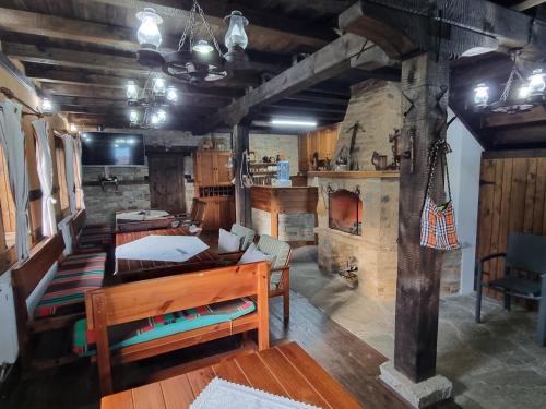 レシテンにあるLeshten Valentin's Houseのリビングルーム(木製テーブル付)、暖炉付きの部屋