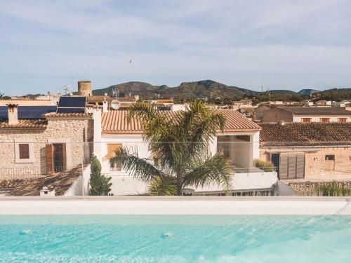 una vista desde la piscina de una villa en Hotel Boutique Can Pocovi, en Sant Llorenç des Cardassar