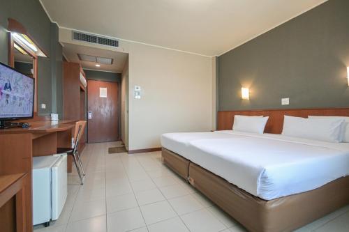 Televisyen dan/atau pusat hiburan di Rattana Park Hotel