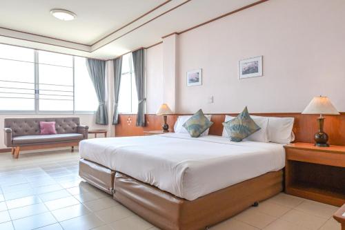 Katil atau katil-katil dalam bilik di Rattana Park Hotel