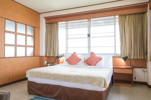 Katil atau katil-katil dalam bilik di Rattana Park Hotel