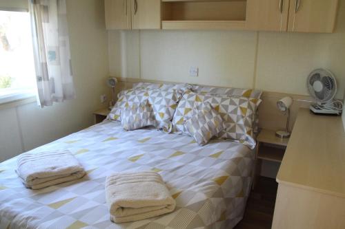 - une chambre avec un lit et des serviettes dans l'établissement Lovely and friendly Mobile Home in Gassin France, à Gassin